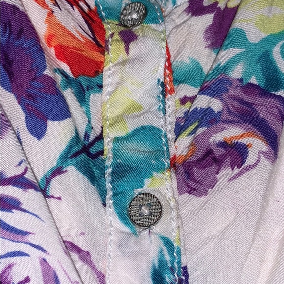 Cute Garage floral knot front top, size Medium - Picture 4 of 10